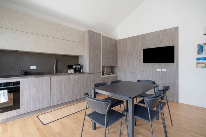 Entire apartment, 'Luxury Home' Apartment with Balcony, Wi-Fi, and Air Conditioning in Torre Quetta, Bari