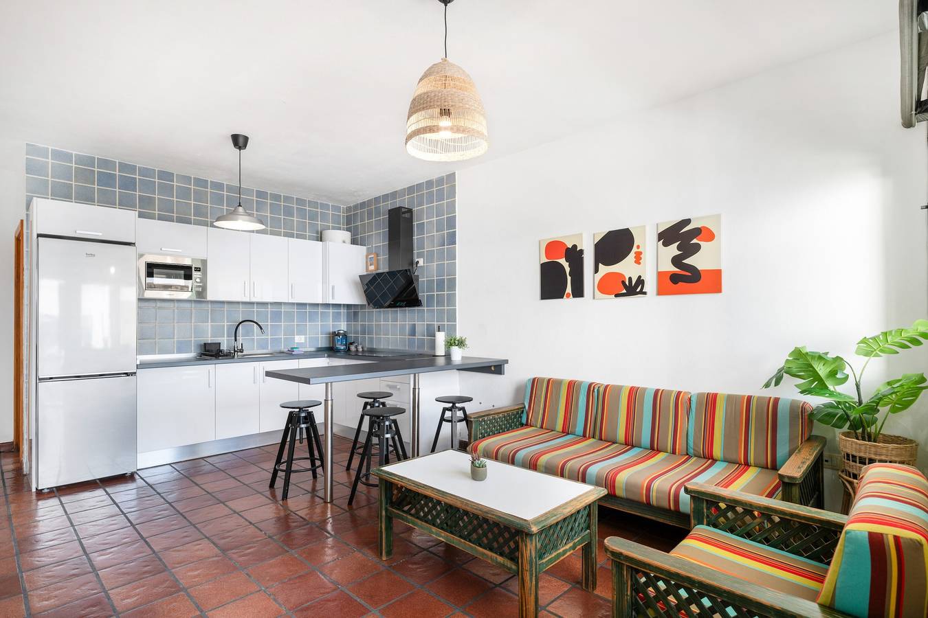 Ganze Wohnung, Ferienwohnung 'Famarabeach' mit Bergblick, privater Terrasse und Wi-Fi in Famara Beach, Teguise