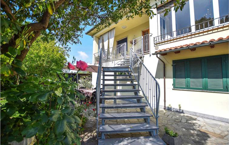 Agriturismo per 6 persone, con Terrazza a Camaiore (Toscana)
