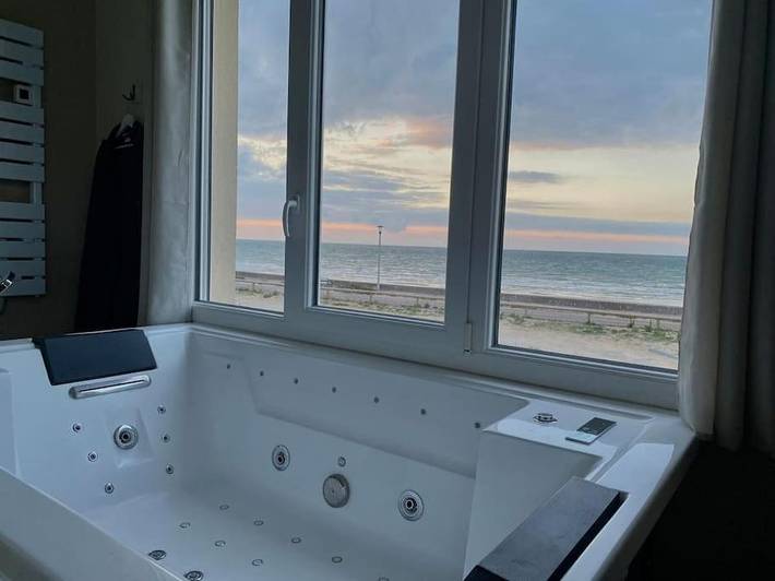 Location de vacances pour 2 personnes, avec Balcon et Jacuzzi ainsi que Terrasse et Jardin à Ouistreham - 3
