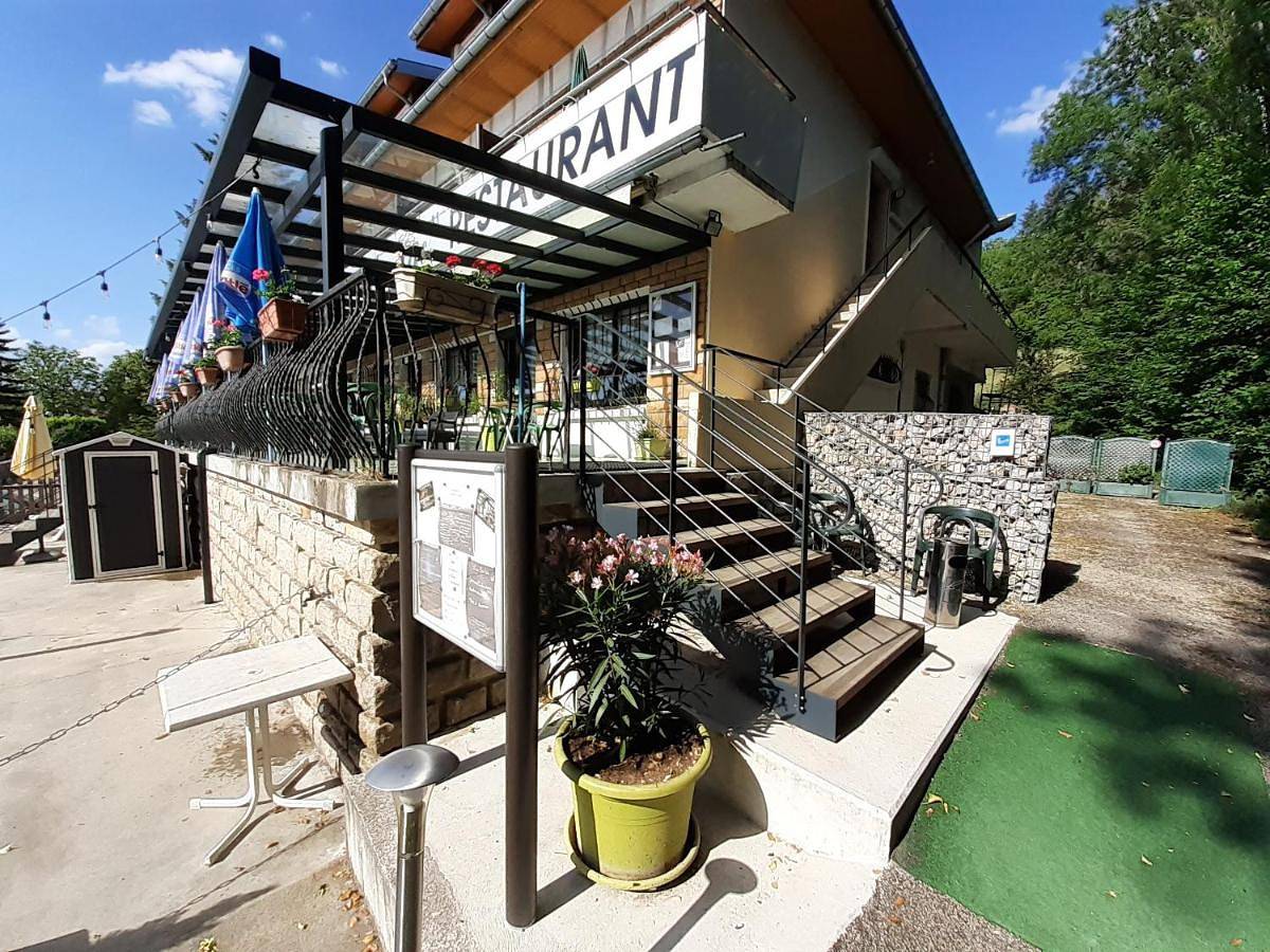 Hotel Restaurant La Chaumiere du Lac in Clairvaux-les-Lacs, Jura Francais