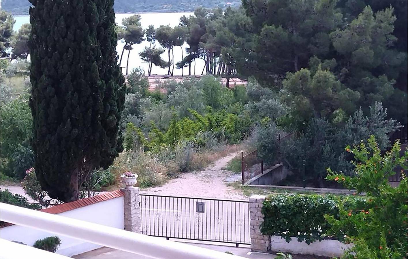 Ganze Ferienwohnung, Urlaub am Meer: Gemütliche Ferienwohnung mit Terrasse und WLAN, 400 m vom Strand entfernt in Pirovac, Šibenik-Knin