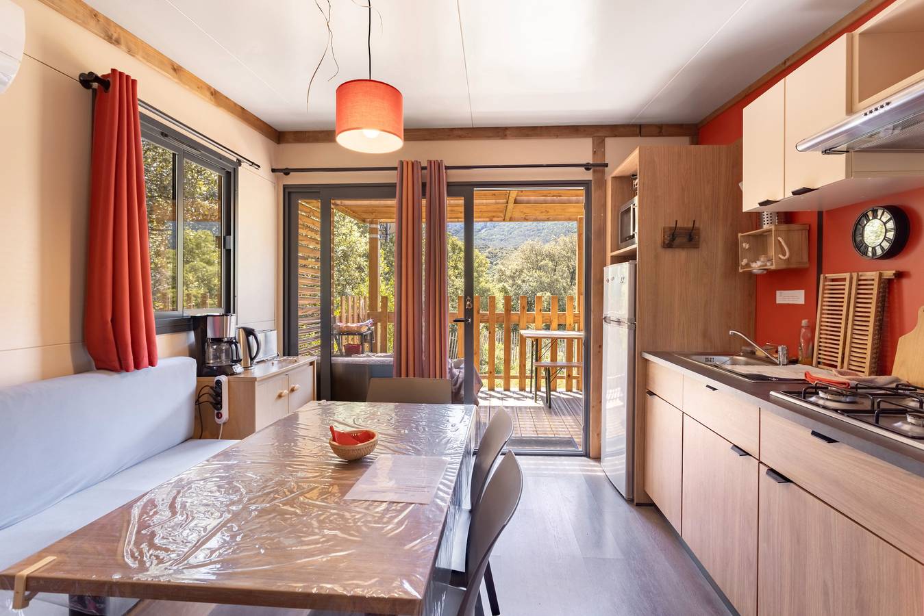 Chalet 'Canada' avec vue sur les montagnes, piscine partagée et jardin privé in Rouffiac-des-Corbières, Parc naturel régional Corbières-Fenouillèdes
