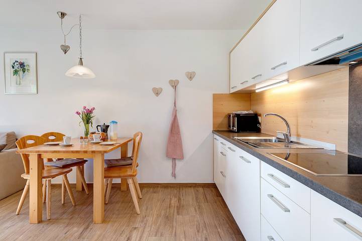 Hel lejlighed, Holiday Apartment "Stiflerhof Apt Enzian" with Mountain View, Shared Garden & Wi-Fi in Issing, Pfalzen