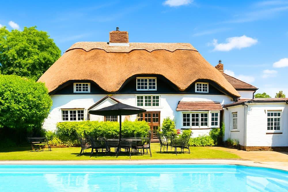 Thatched Cottage with Secure Garden, Dog & Family Friendly! in Bosham, West Sussex