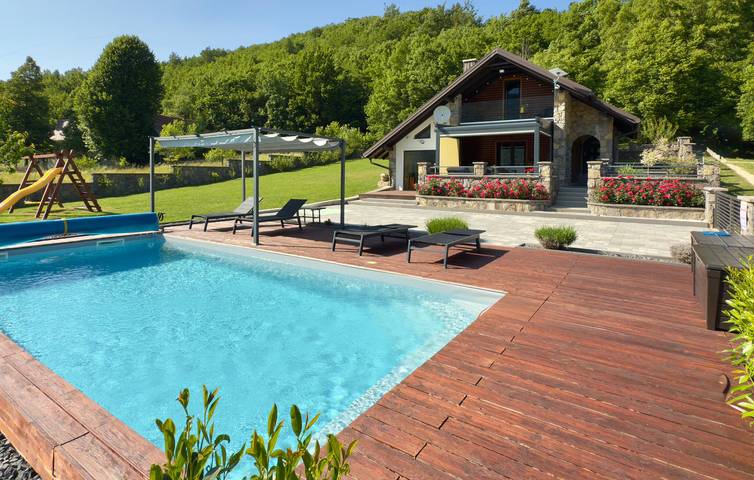 Charmante 2-Zimmer-Wohnung mit Terrasse, Grill und WLAN in der Nähe des Flusses Bužimnica in Gospitsch, Lika-Senj