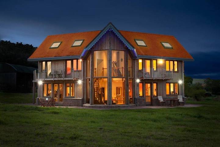 Glamping for 8 people, with garden and hot tub in Herefordshire