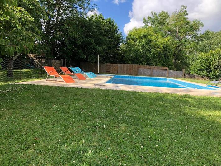 Location de vacances pour 6 personnes, avec vue et terrasse ainsi que jardin et piscine à Blanquefort-sur-Briolance