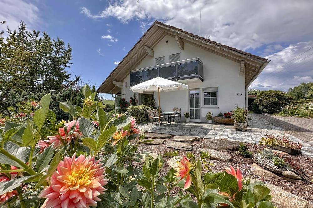 Ganze Wohnung, Ruhige Ferienwohnung mit Balkon und Terrasse in Röhrnbach, Ostbayern