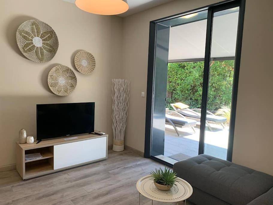 Appartement entier, One-Bedroom Apartment in Cuges-les-Pins, Région de Marseille