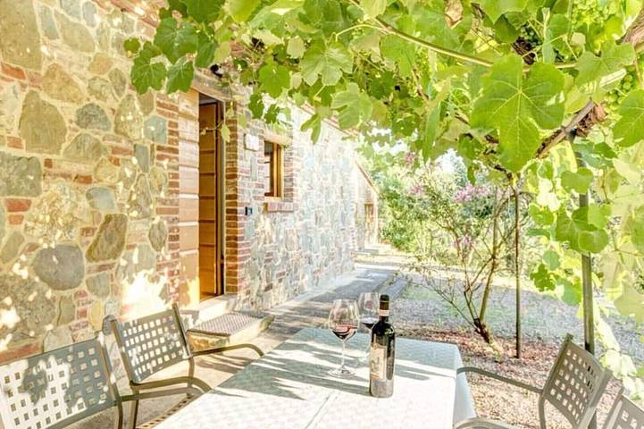 Agriturismo per 5 persone, con piscina e giardino in Foiano della Chiana
