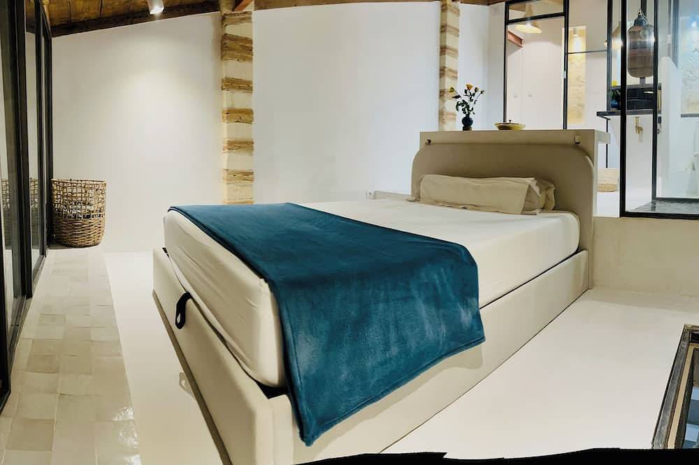 Architect designed house, fast wifi, unique village location 10 mins to Bordeaux in Lormont, Bordeaux region