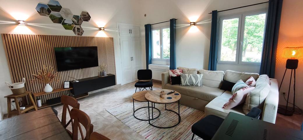 Maison de vacances « Colombard » avec vue sur lac, piscine partagée et Wi-Fi in Brossac, Charente