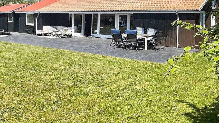 Ferienhaus für 8 Personen, mit Sauna und Whirlpool sowie Terrasse in Lolland