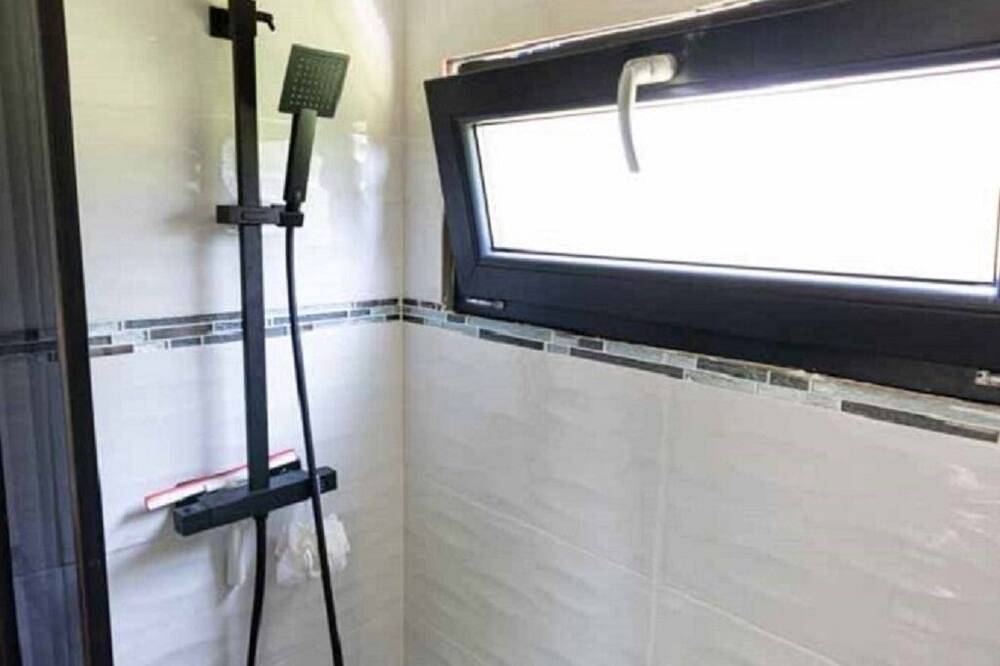 Mini Maison Tiny House 6 Pers sur Jardin de 3800m2 Avec Jacuzzi in Pontault-Combault, Seine-et-Marne