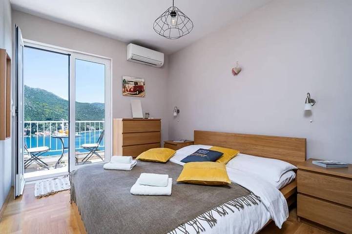 Villa mit Schwimm-/beheiztem Pool und charmantem Blick auf die Bucht in Zaton, Grad Dubrovnik