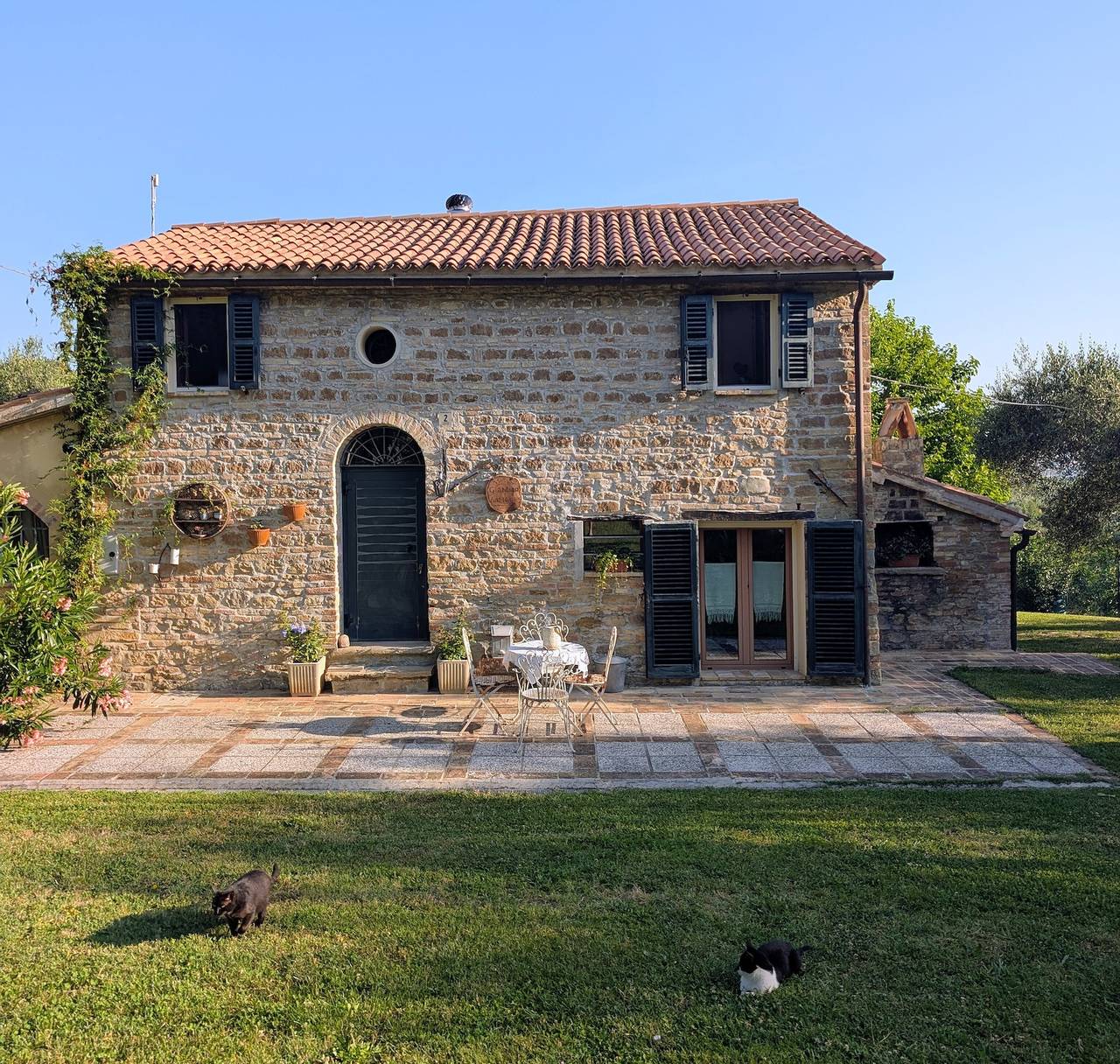 'Giardino Antico' with Shared Garden and Wi-Fi in Montecarotto, Prowincja Ankona