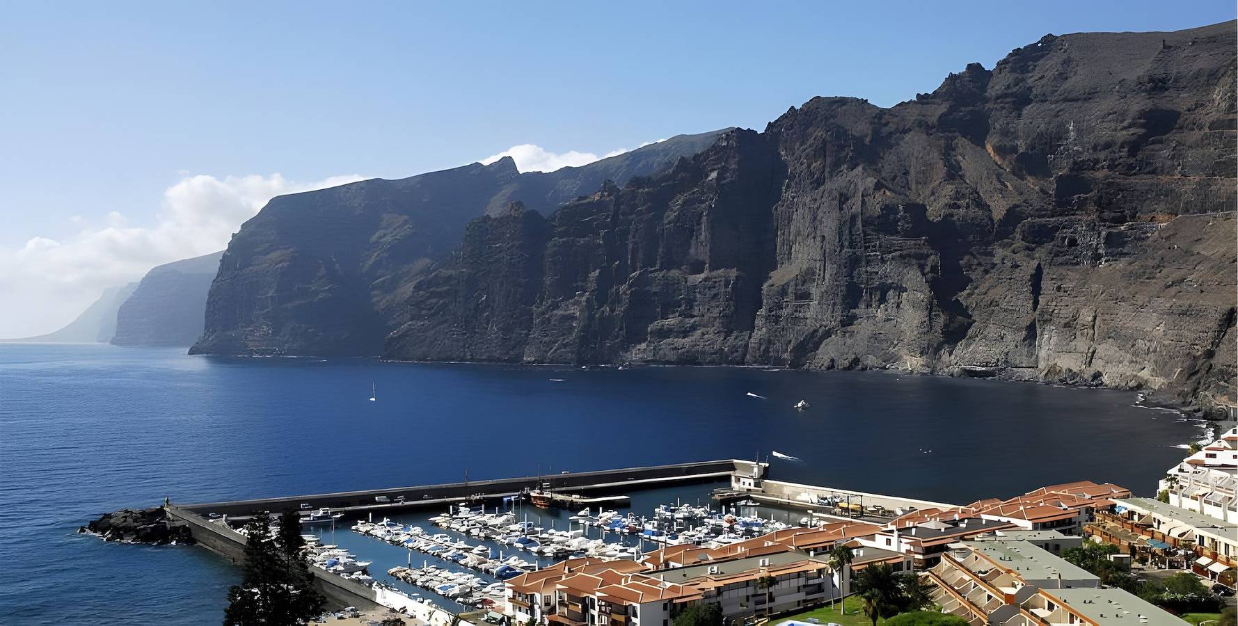 Apartamento entero, Apartamento vacacional "Los Gigantes Sea View" cerca de la playa con piscina compartida y Wi-Fi in Playa de los Guíos, Santiago del Teide