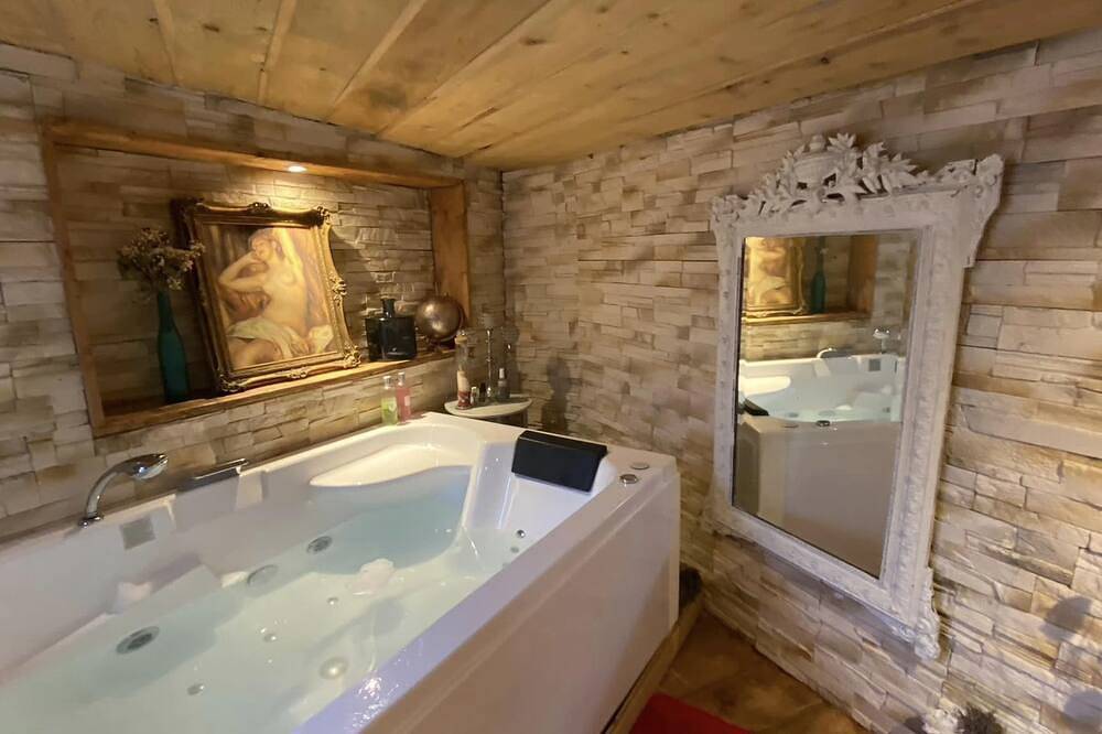 Une Chambre Inoubliable Type Chalet Avec Grande Balnéothérapie in Barjols, Brignoles region