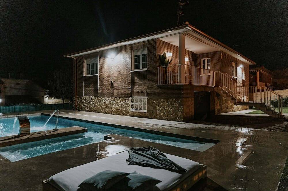 Entire apartment, Complete house with pool in the heart of Rioja Alta in Ollauri, La Rioja Province