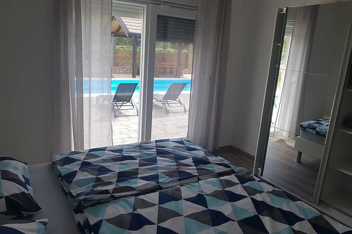3-bedroom house in lovely Drinovci with Ac, Wifi. Enjoy a peaceful stay in Dalmatinisches Zagora
