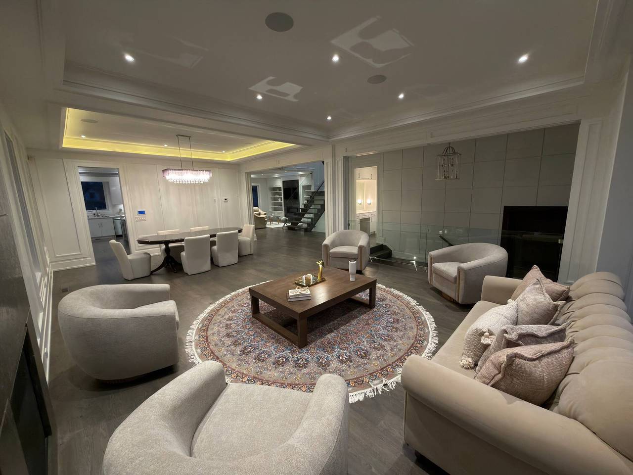 Lujosa casa de 5 dormitorios en Toronto: la elegancia moderna lo espera in North York, Toronto