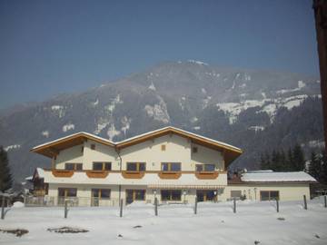 BnB für 4 Personen, mit Ausblick und Pool sowie Sauna und Garten im Zillertal