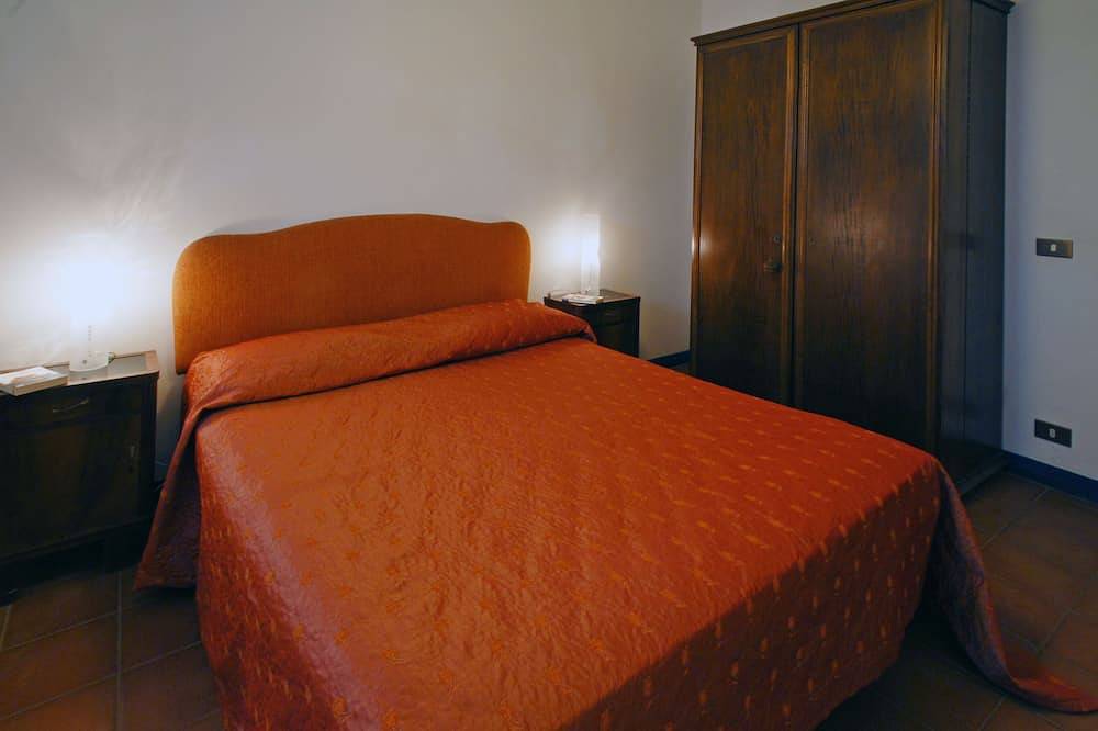 A farmhouse in a large forest on a mountain with an immense view around it. in Città della Pieve, Provincia de Perugia