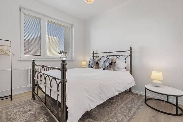Ganze Wohnung, Spacious 4-Bed Apartment for 5 | 2 Balconies | Wi-Fi | 15 Min Centre in Bratislava, Bratislava und Umgebung