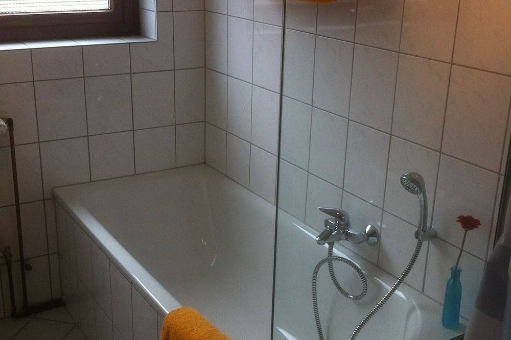 Ganze Wohnung, Feine, helle und geräumige Souterrain-Wohnung mit Blick ins Grüne in Wallersheim, Koblenz