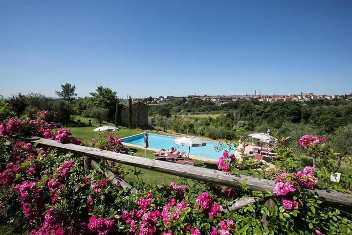 Rustico per 2 persone, con Terrazza e Giardino nonché Piscina a Siena