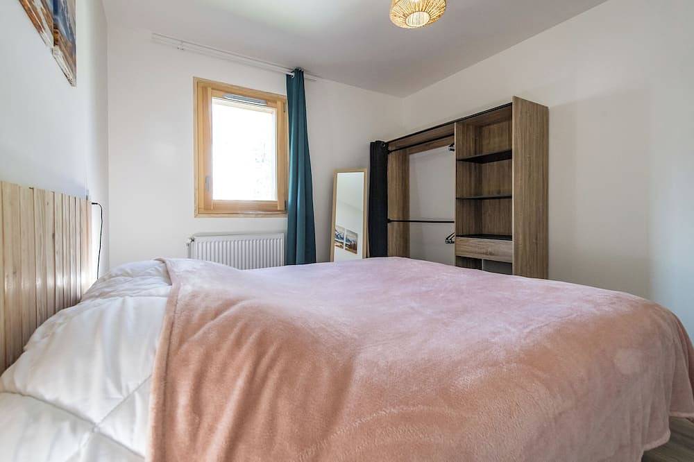 Entire apartment, Renovated apartment with terrace for 14 people in Saint-Jean-de-Maurienne, Saint-Jean-de-Maurienne region