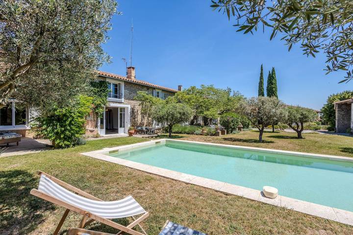 Location de vacances pour 8 personnes, avec piscine et jardin, animaux acceptés à Laure-Minervois