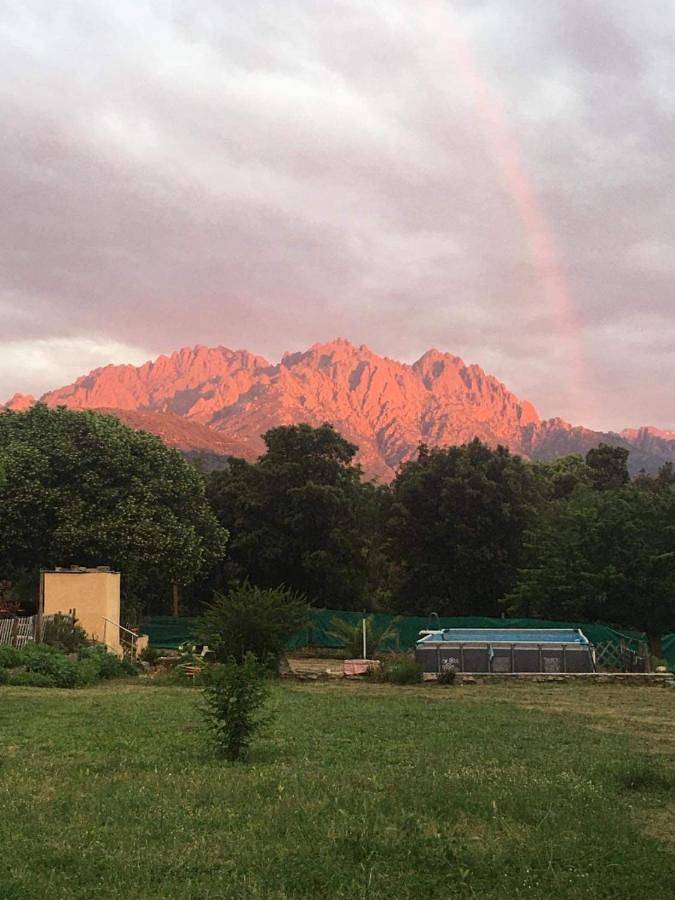 Location de vacances pour 4 personnes, avec Balcon et Terrasse ainsi que Jardin et Piscine à Saliceto (Italie)