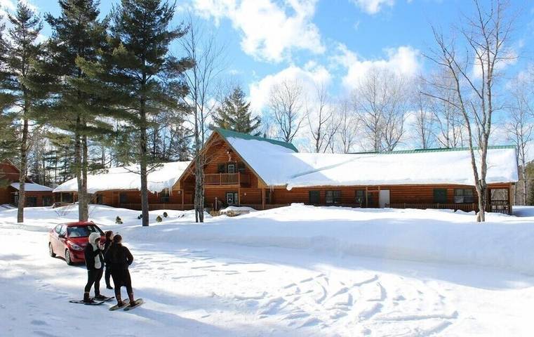 Lodge for 2 people, with terrace and hot tub, with pets in Canada