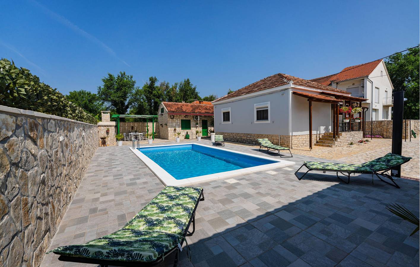 Charmante 2-Zimmer-Wohnung mit Pool und Terrasse in der Nähe des Stadtzentrums von Benkovac in Benkovac, Grad Benkovac