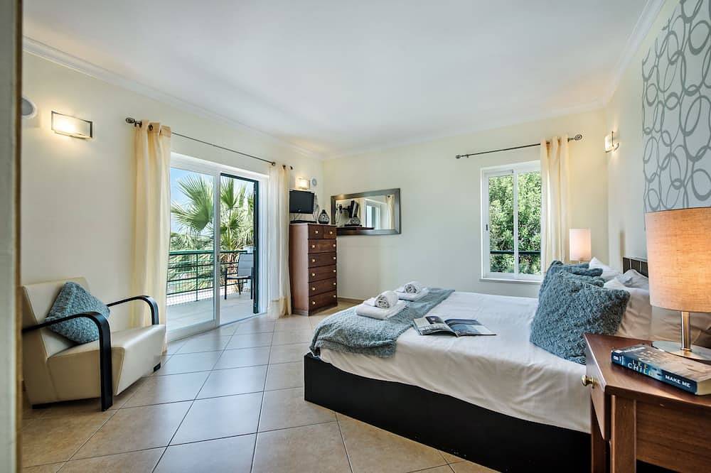 Villa with Heated Pool, Tennis Court, Jacuzzi, Games Room, Wifi and Ac in Moncarapacho, Parque Natural da Ria Formosa