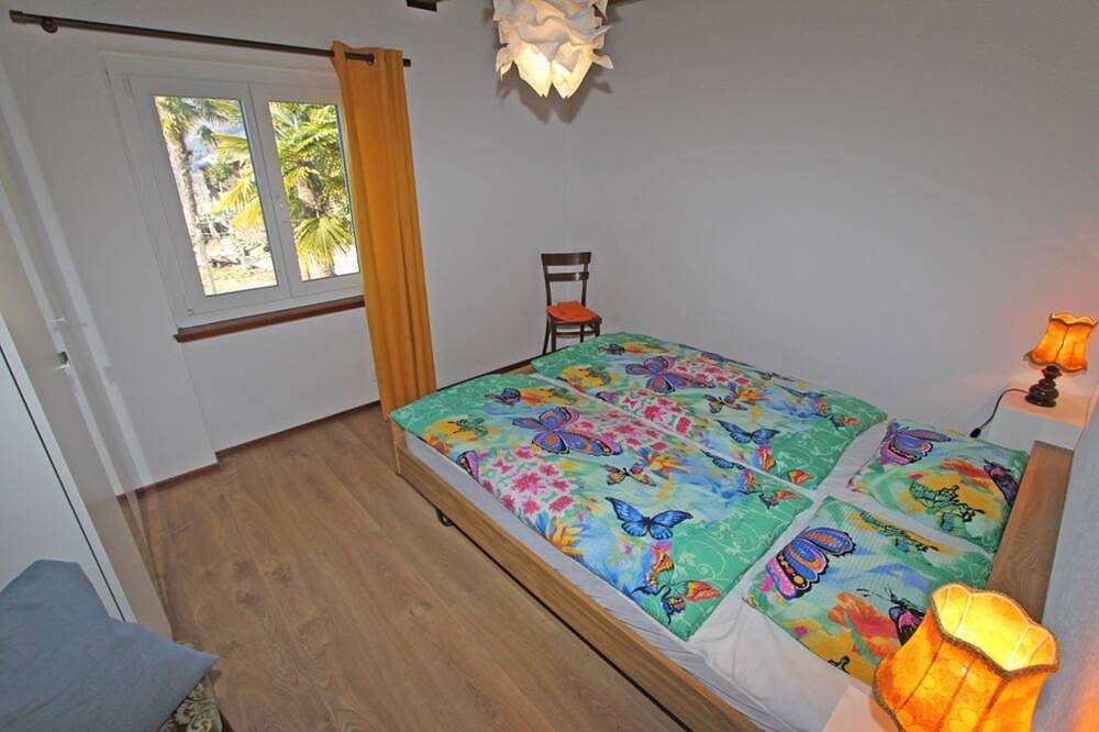 Einfamilienhaus im Tessiner Stil an sonniger Hanglage in Lavertezzo, Tessiner Alpen
