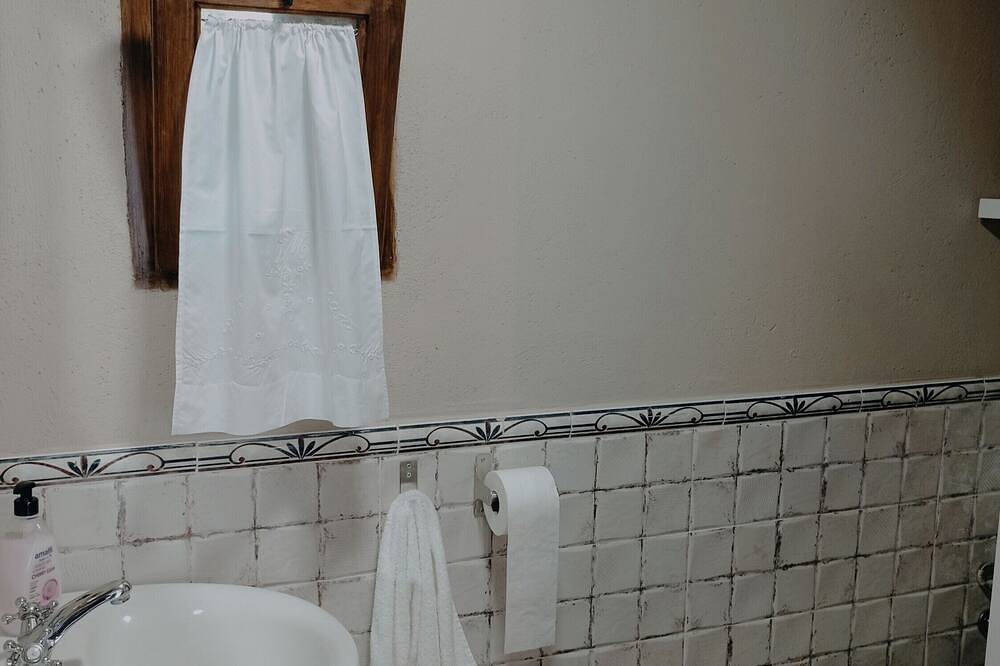 Rural House for 2 Guests with Air Conditioning and Private Garden in Sant Joan les Fonts, Zona Volcanica de la Garrotxa Natural Park