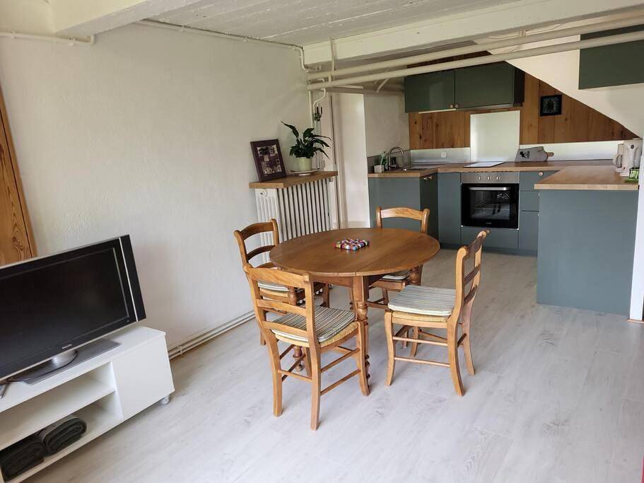 Appartement entier, One-Bedroom Apartment in Saint-Genest-Malifaux, Parc Naturel Régional du Pilat