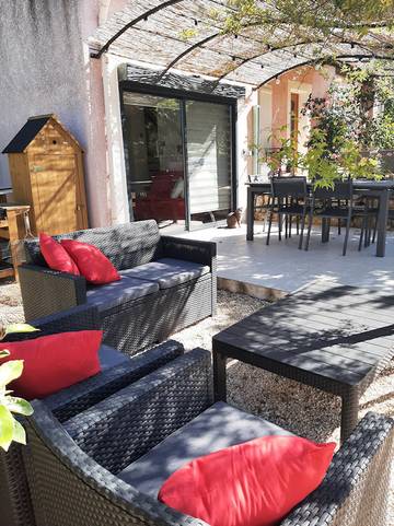 Gîte pour 4 personnes, avec terrasse ainsi que jardin et piscine à Saint-Saturnin-lès-Apt