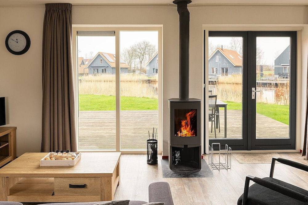 Freistehendes 4-Personen-Haus am Wasser in Friesland