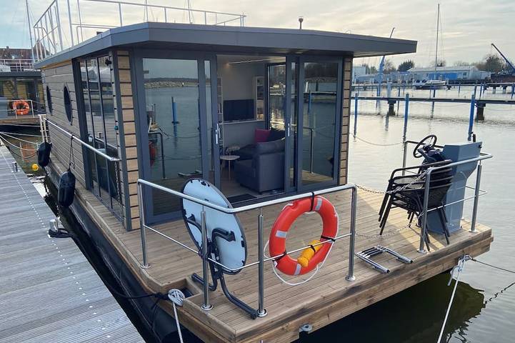 Hausboot für 3 Personen, mit Terrasse in Barth