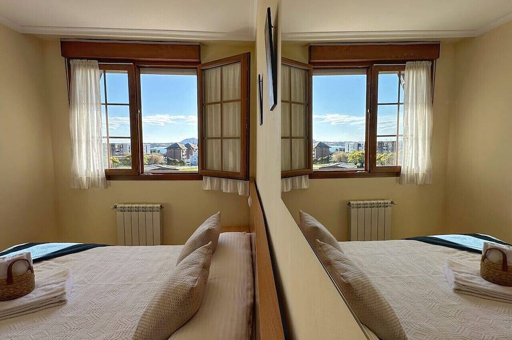 Entire apartment, Disfruta de tus vacaciones en Cantabria en este cómodo apartamento con piscina a unos pasos de la playa del Sable en Isla. in Isla, Arnuero