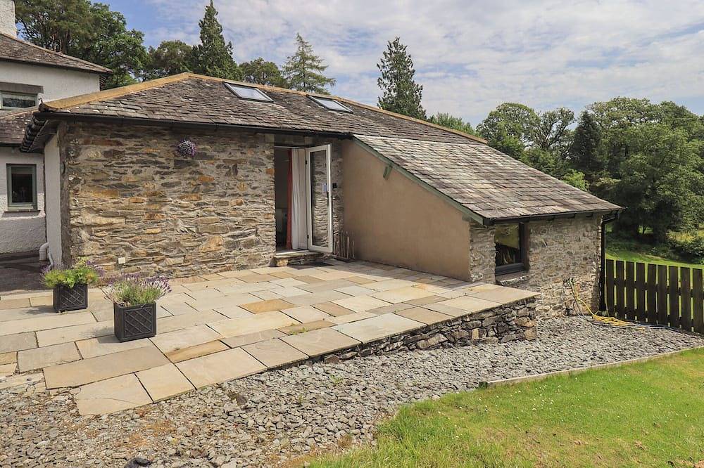 Acorn, with hot tub in Bowness-On-Windermere in Lake District