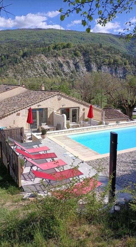 Gîte pour 4 personnes, avec piscine ainsi que jardin et terrasse dans Gorges de la Méouge