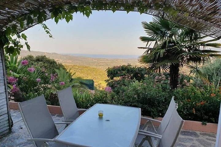 Cottage pour 4 personnes, avec terrasse ainsi que piscine et jardin à Eccica-Suarella