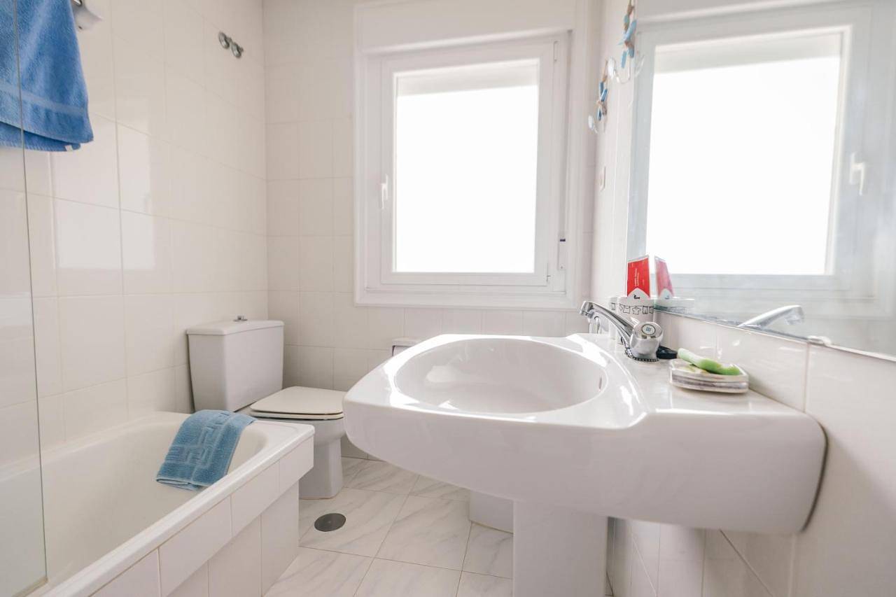 Five-Bedroom House in Praia de Chancelas (Poio), Poyo