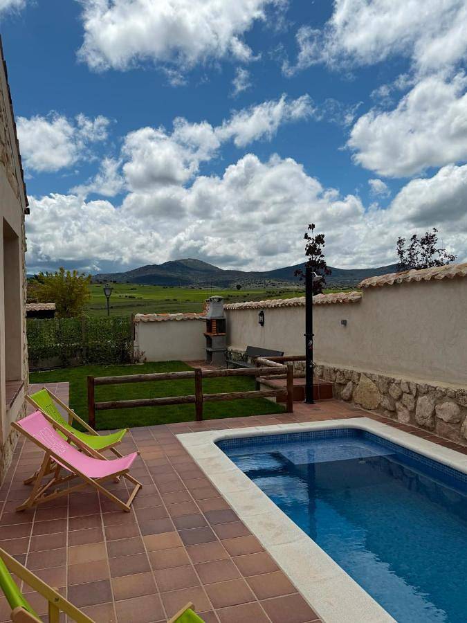 Casa rural para 7 personas, con vistas además de jardín y piscina en Valdeprados