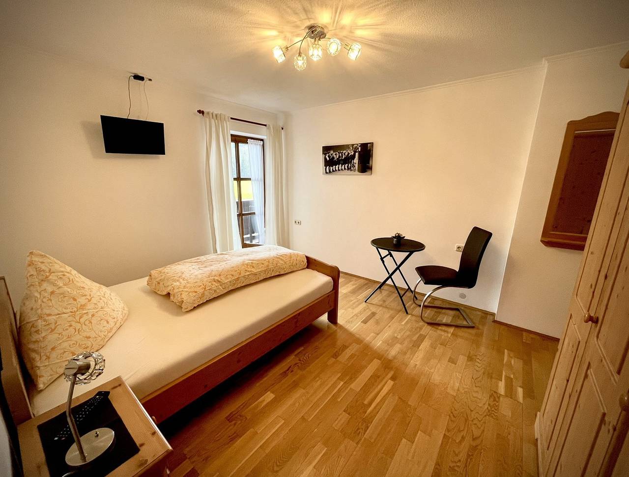 Ferienhaus Daxenberger - Einzelzimmer Hochgern 14 qm mit Balkon und Bergblick in Bernau am Chiemsee, Chiemsee